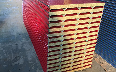 在安裝巖棉夾芯板時(shí)有哪些注意事項(xiàng)？