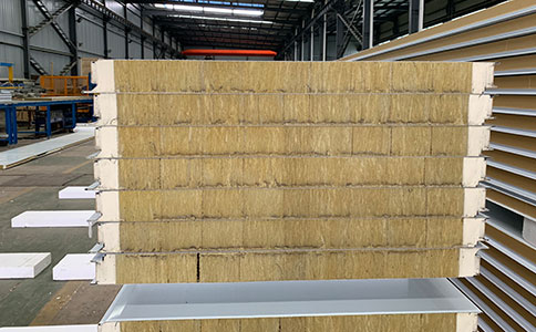 聚氨酯封邊巖棉橫裝夾芯板加工在建筑領(lǐng)域中的良好發(fā)揮！
