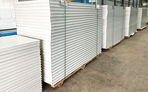 使用聚氨酯PU封邊巖棉夾芯板時，我們應(yīng)該注意哪些方面？